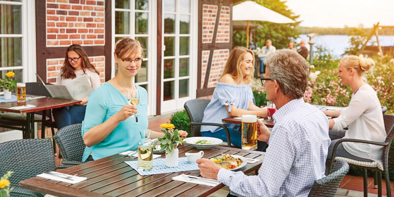 MITTAGESSEN IM RESTAURANT FISCHHAUS MITTAGESSEN IM RESTAURANT FISCHHAUS